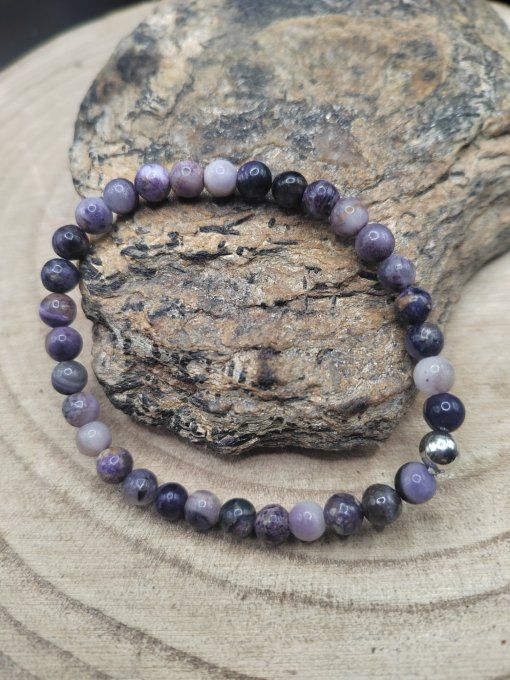 Sugilite – Pierre de transmutation, d’amour profond et de protection sacrée